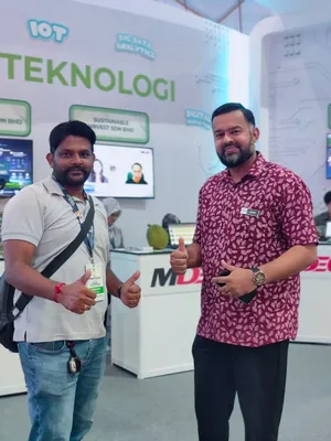 Two men giving a thumbs up in front of the Agroteknologi wall