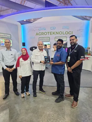 A plaque handed over in front of the Agroteknologi wall