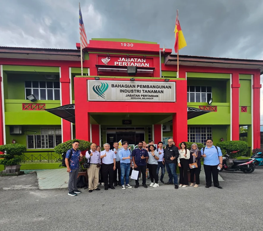 The Taiwanese delegation outside the Jabatan Pertanian building