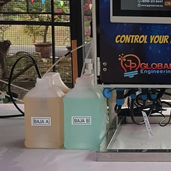Two containers labelled Baja A and Baja B beside a JPiOT controller, with a tube running up from each
